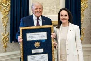 Děkuji, María! Nadšený Trump si od venezuelské opoziční vůdkyně vzal její Nobelovu cenu - Novinky